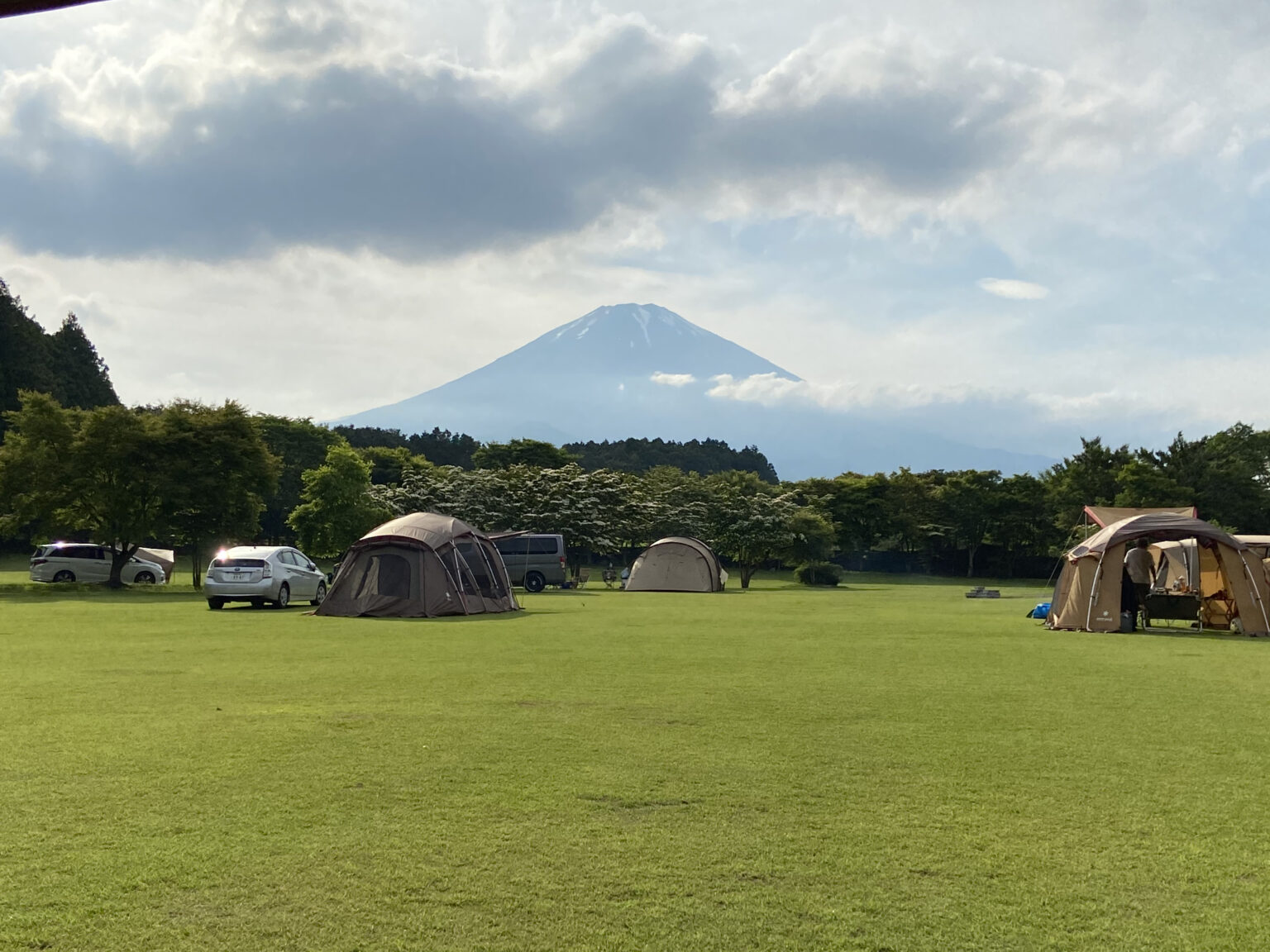 御殿場【やまぼうしオートキャンプ場】写真多めレビュー！おすすめの場所は？注意事項は？有名な馬刺し？ブログで解説！ | キャンプしようよ